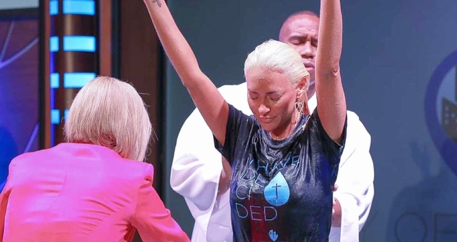 Kaya Jones foi batizada pela pastora Paula White na Flórida, em 23 de maio de 2021. (Foto: Derek Marc)