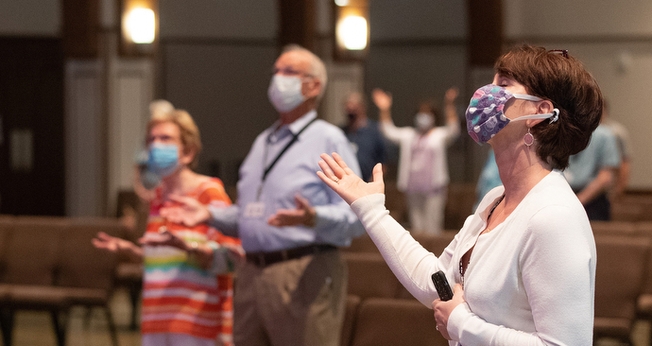 Cristãos louvam durante culto da Franklin First United Methodist Church. (Foto: Mike DuBose/UM News)