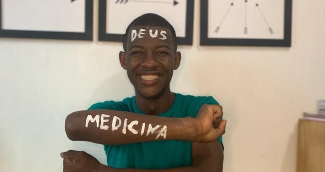 Matheus de Araújo superou suas dificuldades e realizou o sonho de ser aprovado em Medicina. (Foto: Arquivo pessoal).