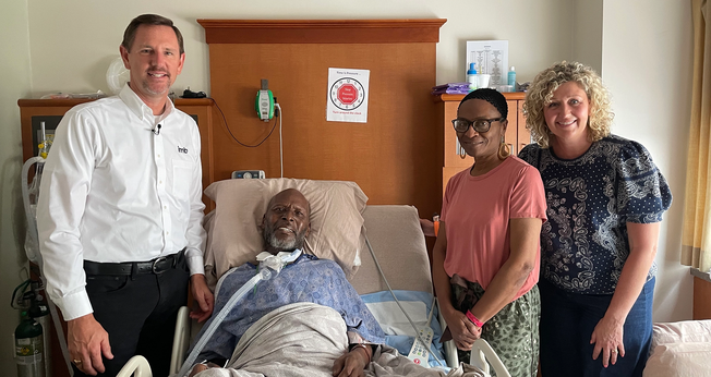 O presidente da IMB, Paul Chitwood, e sua esposa Michelle, visitam George Smith e Geraldine, no hospital. (Foto: IMB).