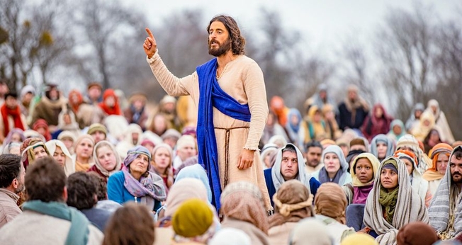 Jesus, interpretado pelo ator Jonathan Roumie, faz um sermão para milhares de seguidores no final da 2ª temporada de “The Chosen”. (Foto: Angel Studios).