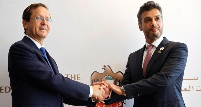 O embaixador dos Emirados Árabes Unidos em Israel, Mohamed Al Khaja, e o presidente israelense Isaac Herzog apertam as mãos durante a cerimônia de abertura da embaixada dos Emirados em Tel Aviv, Israel, em 14 de julho de 2021. (Foto: Reuters / Amir Cohen)