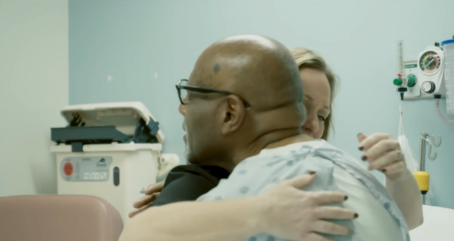 Maurice Hillard abraça a enfermeira Ashley Basinger. (Foto: YouTube/700 Club Interactive)