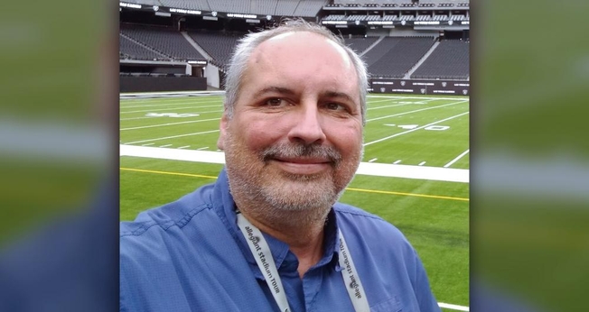 Russ Smethers foi atacado com uma faca de açougueiro e teve ferimentos na cabeça, pescoço, rosto, braços e peito.