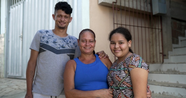 Eliete e os filhos foram batizados após serem evangelizados por jovens. (Foto: Arthur Henrique)