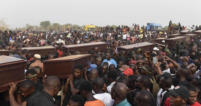  Funeral de vítimas de conflito entre pastores fulanis e fazendeiros, em Makurdi, 11 de janeiro de 2018, na Nigéria. (Foto: Pius Utomi Ekpei/AFP/Getty Images).