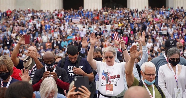 Milhares de americanos reunidos, em Washington, para um movimento de oração, em outubro de 2020. (Foto: Reprodução/Impacto Evangelístico)