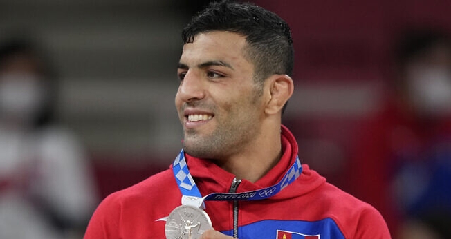 Saeid Mollaei, da Mongólia, nos Jogos Olímpicos em Tóquio. (AP Photo / Vincent Thian).