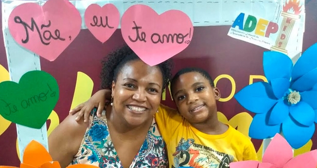 Luzineide Crispim e seu filho Pedro Yan. (Foto: Site Mulher Cristã).