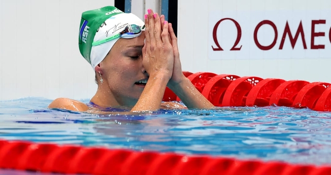 Com a touca Soli Deo Gloria, Tatjana Schoenmaker agradece a Deus ao quebrar recorde olímpico em Tóquio. (Foto: Clive Rose/Getty Images)