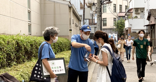 Missionários batistas estão intensificando a evangelização de rua durante os Jogos Olímpicos em Tóquio. (Foto: Baptista Press).