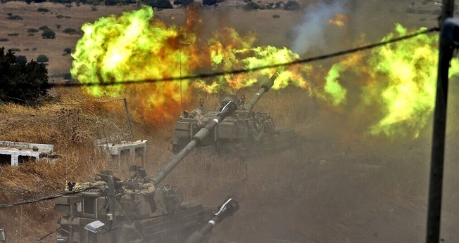 Israel dispara contra o Líbano após o lançamento de foguetes do Hezbollah. (Foto: Jalaa Marey/AFP)