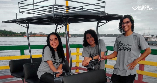 A equipe do Radical Brasil Surdos com a “bicitáxi”, em Afuá (PA). (Foto: Reprodução/Facebook).