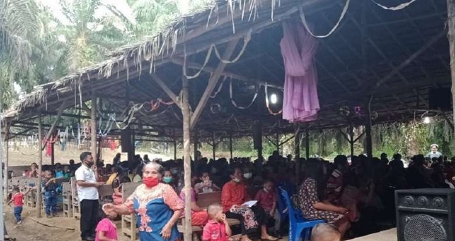 Protestantes adoram sob um abrigo coberto com folhas de palmeira no distrito de Aceh Singkil (Foto: Reprodução / Sejuk).