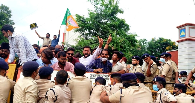 Cristãos se reúnem perto de sua igreja reconstruída em Kandhamal. Em 2008, quase todas as igrejas da região foram destruídas por nacionalistas hindus. (Foto: John Fredricks).