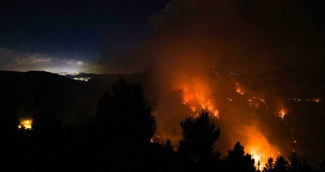 Um céu cheio de fumaça de um incêndio florestal nas montanhas de Jerusalém em 15 de agosto de 2021. (Foto: Ahmad Gharabli / AFP)