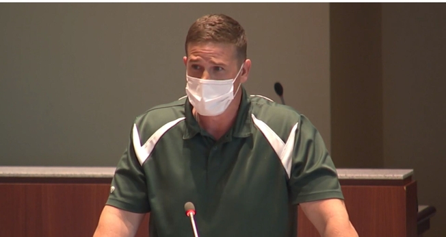 Tanner Cross foi colocado em licença, no início de 2021, após seu discurso para o conselho escolar. (Foto: LCPS)