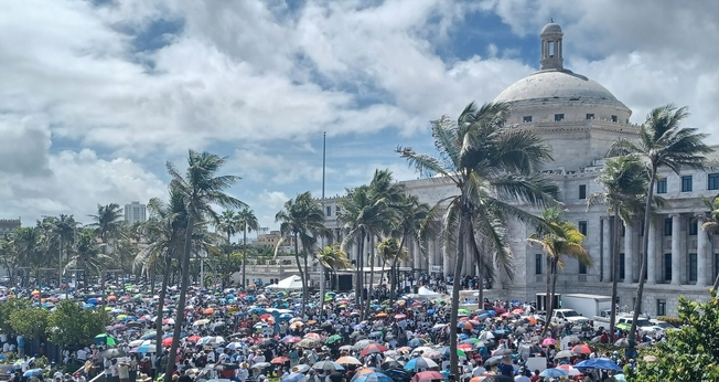 Marcha foi até palácio do governo, na capital San Juan. (Foto: Reprodução / Twitter)