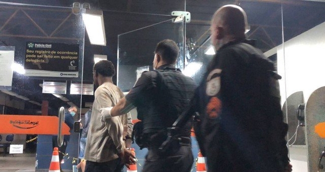 Homem foi contido por policiais e levado para a delegacia. (Foto: Lei Seca Maricá / Divulgação)