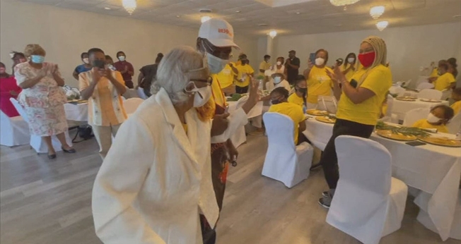 Marie Robinson teve um momento para dançar ao som da música quando ela entrou em sua festa de 100 anos. (Foto: Reprodução / Fox 5 Atlanta)