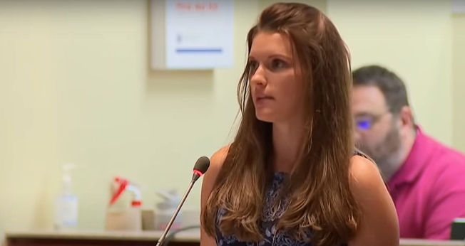Laura Morris lendo seu protesto em frente ao Conselho Escolar do Condado de Loudoun. (Foto: Captura de tela/YouTube/Fox News)