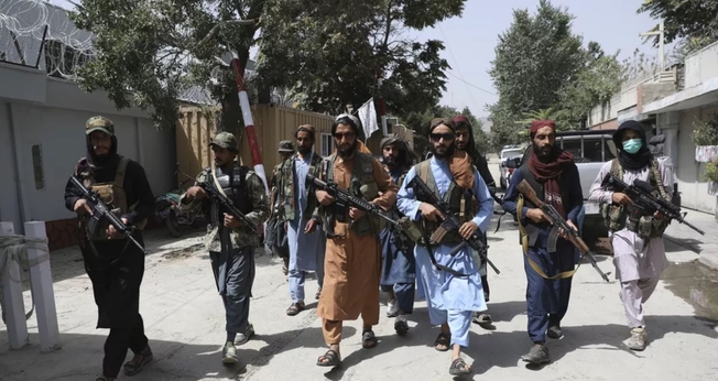 Combatentes do Talibã patrulham o bairro de Wazir Akbar Khan, em Cabul, capital do Afeganistão, em 18 de agosto de 2021. (Foto: Rahmat Gul/AP)