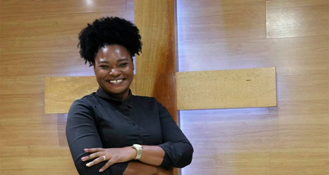 Carla Priscila de Souza recebeu palavras de maldição na infância, mas Deus transformou sua história. (Foto: Site Mulher Cristã).
