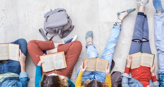 Jovens com a Bíblia. (Foto: Getty Images)