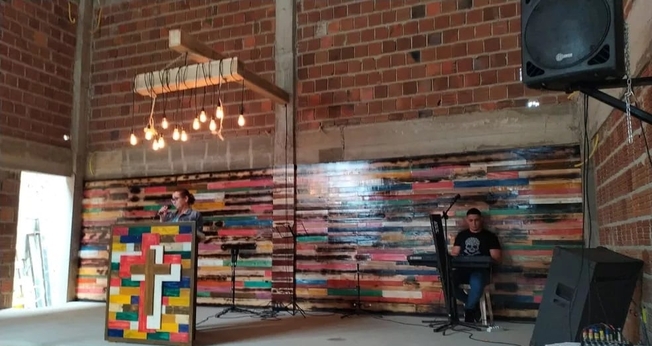 Altar é construído por detentos em igreja evangélica em Canhotinho. (Foto: Divulgação / Seres)