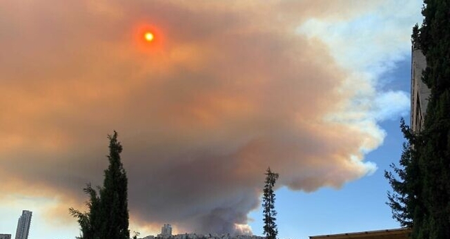 Fumaça do incêndio florestal se espalhou por Jerusalém em 15 de agosto. (Foto: Mick Weinstein/Times of Israel)