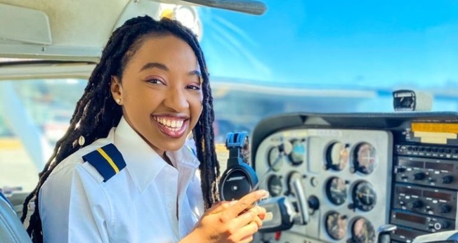 Miracle Izuchukwu na cabine do avião. (Foto: Reprodução / Instagram)