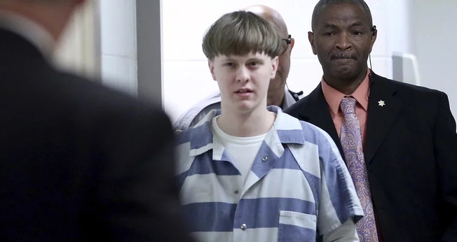 Dylann Roof na sala do tribunal em 2017, acusado de assassinato de nove membros de uma igreja negra em Charleston, em 2015. (Foto: Grace Beahm / The Post And Courier via AP)