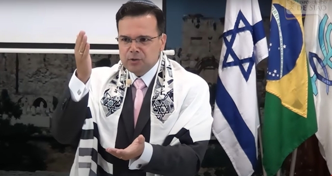 Rabino messiânico Matheus Zandona falando sobre a marca da besta. (Foto: Captura de tela/YouTube/Ministério Ensinando de Sião)