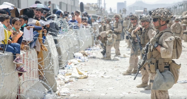Fuzileiros navais dos EUA e civis durante uma evacuação no Aeroporto Internacional Hamid Karzai, em Cabul, Afeganistão, dia 20 de agosto de 2021. (Foto: AFP/Nicholas Guevara/US Marine Corps)