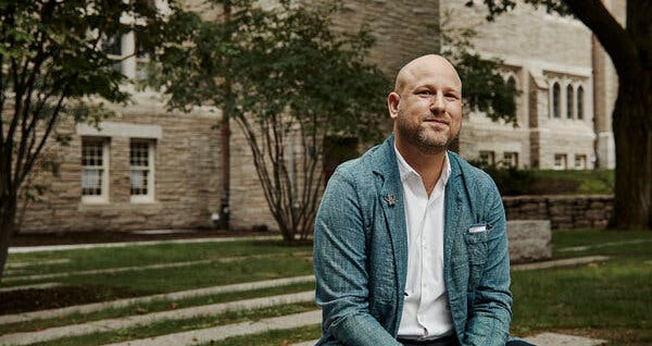 Greg Epstein é o novo presidente da organização de capelães de Harvard. (Foto: Cody O'Loughlin/The New York Times)