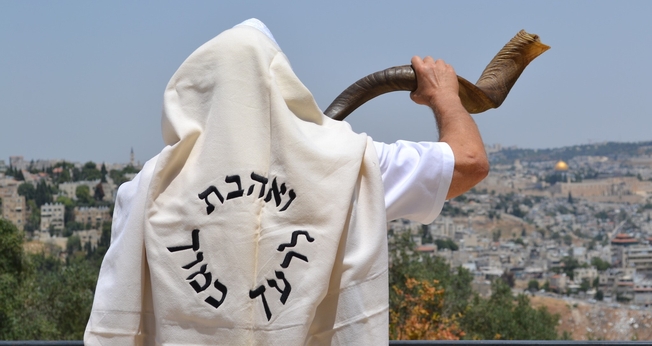 Em Jerusalém, Moshe Silver toca o shofar em Rosh Hashanah. (Foto: Reprodução / Moshe Silver / Times of Israel)