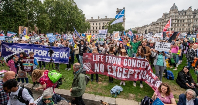 Milhares marcham pela vida em Londres. / Marcha pela vida no Reino Unido.
