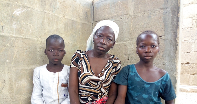 Em ataque de Fulanis, Juliet Yohanna e seus cinco filhos permaneceram dentro do buraco por quatro dias. (Foto: Aid To The Church In Need).