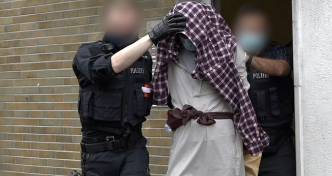 Homem detido por policiais em conexão com o suposto ataque planejado contra a sinagoga Hagen. (Foto: Reprodução / dpa/AFP)
