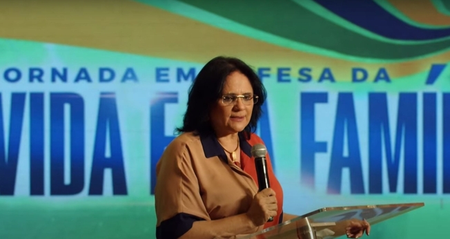 Ministra Damares Alves, no evento “Jornada em Defesa da Vida e da Família”, dia 20 de setembro de 2021. (Foto: Reprodução: YouTube).