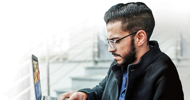 Imagem ilustrativa de jovem usando o computador. (Foto: Reprodução/BGEA)