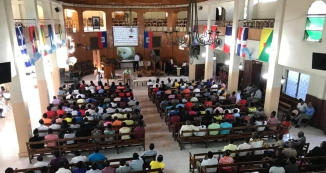 A Primeira Igreja Batista, em Porto Príncipe, foi atacada neste domingo (26). (Foto: Elijah Brown/BWA).