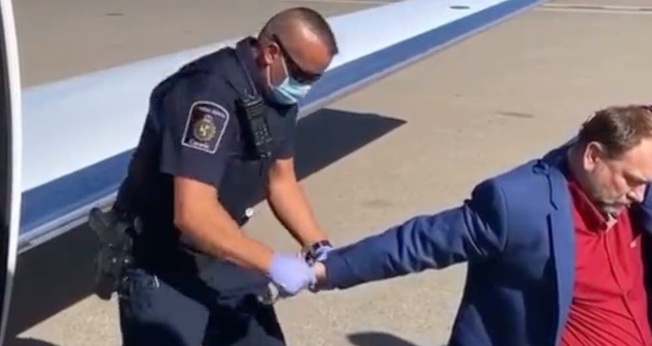 O pastor canadense Artur Pawlowski foi preso na pista do Aeroporto Internacional de Calgary. (Foto: Reprodução/Twitter)