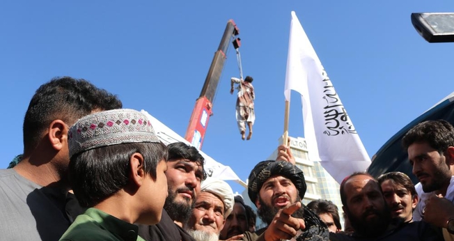 Cadáver pendurado em guindaste na praça principal da cidade de Herat, no oeste do Afeganistão. (Foto: AP Photo)