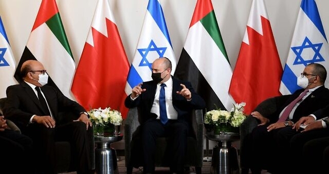 O primeiro-ministro Naftali Bennett [Centro] com o ministro das Relações Exteriores dos Emirados Árabes Unidos, Khalifa al-Marar, [à dir.] e o Ministro das Relações Exteriores do Bahrein, Abdullatif Al Zayani [à esq.]. (Foto: Avi Ohayon / GPO)