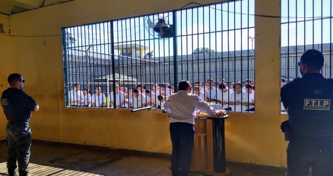 Presos se convertem à doutrina evangélica na cadeia. (Foto: Divulgação)