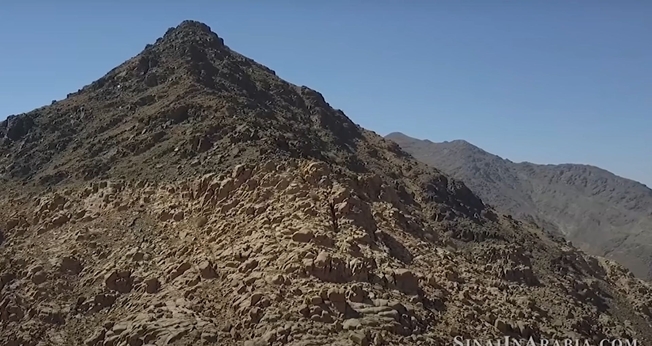 Jebel Musa (montanha de Moisés), na Arábia Saudita. (Foto: captura de tela/YouTube The Ryan Mauro Show)