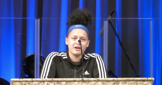 Ashlyn Henson chora enquanto ora pelas vítimas e pelo atirador. (Captura de tela da Cornerstone Baptist Church / Facebook)