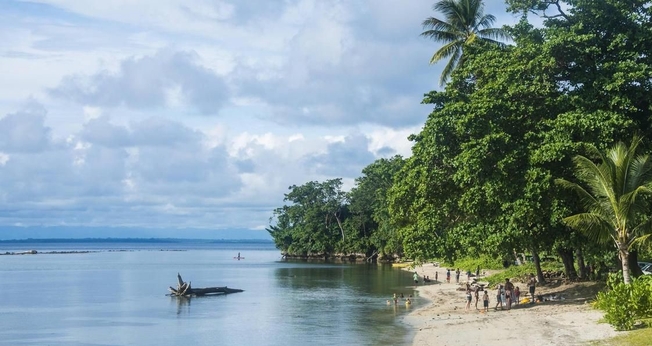 Sobreviventes se alimentaram com laranjas e coco antes de serem resgatados. (Foto: Reprodução / Robert Harding)
