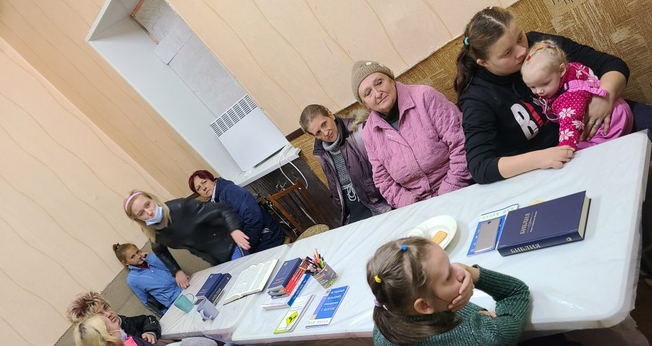 Imagem mostra cristãos participando de estudo bíblico. (Foto: Reprodução / Slavic Gospel Association)